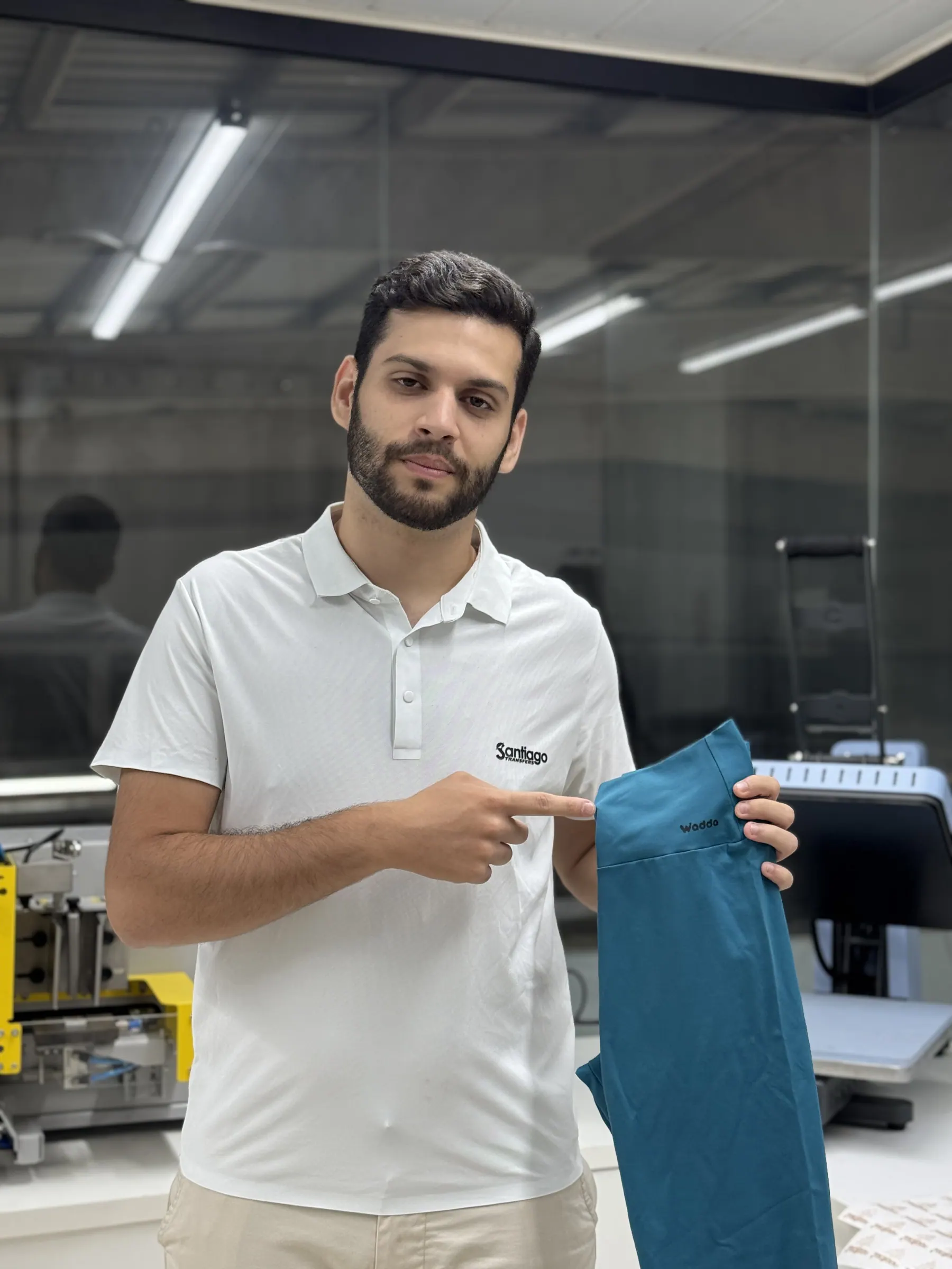 Colaborador da Santiago Transfers conferindo uma peça na área de produção