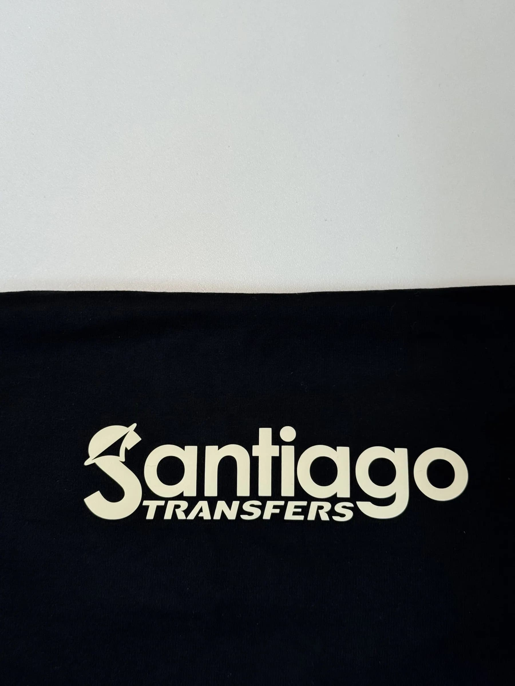 Peça com a marca Santiago Transfers impressa em transfer, vista de perto