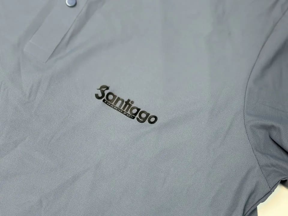 Camisa polo cinza com aplicação Santiago em relevo no peito